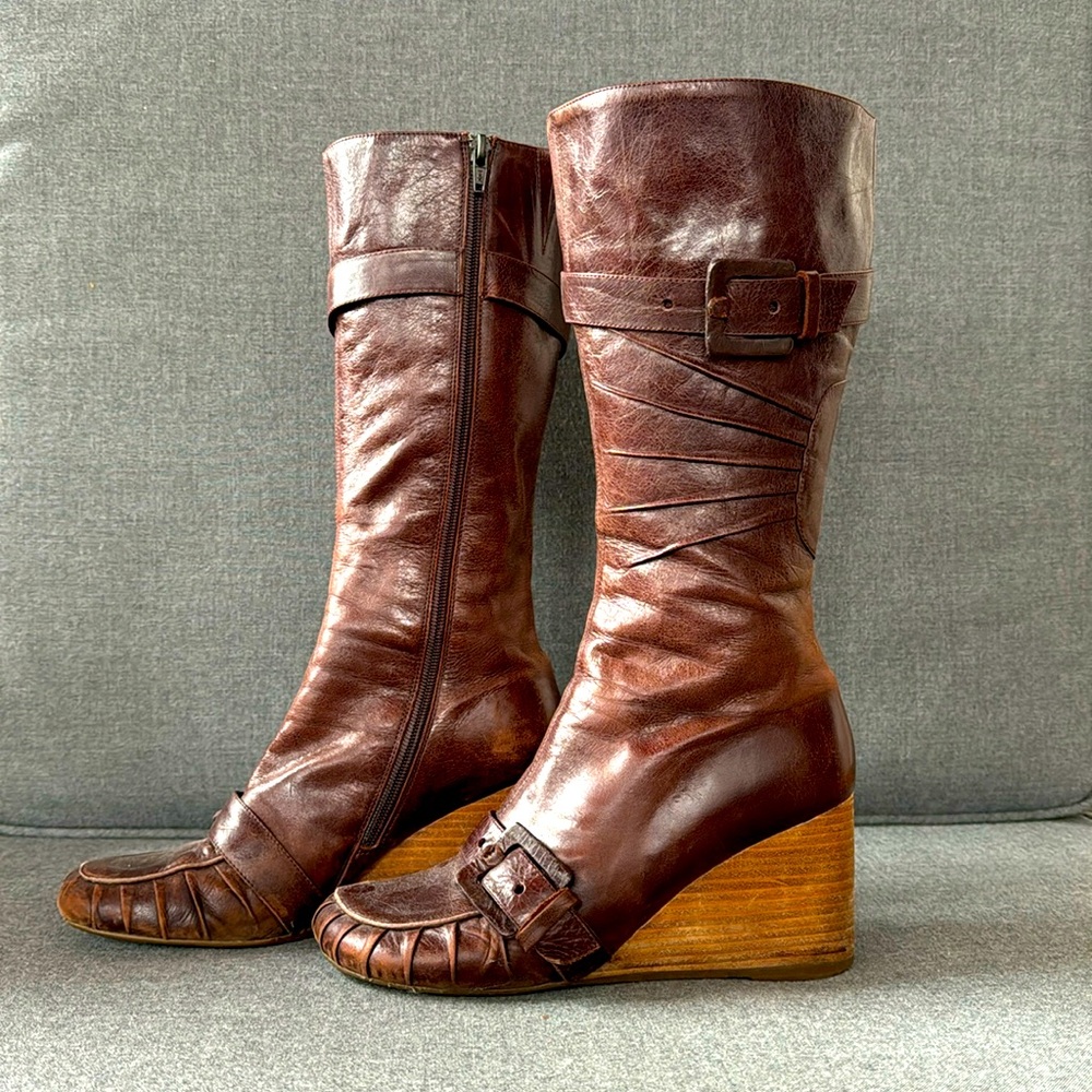 Miz Mooz - W Size 9
Leather square toe boots with wedge heel